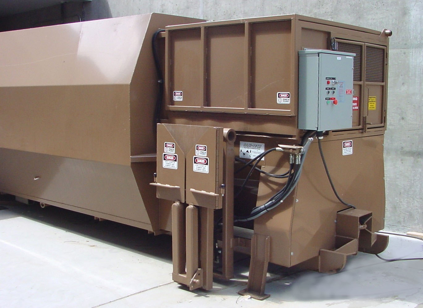 SC-10-40/30 self-contained trash compactor for moderate wet waste, 4.3 cubic yard hopper
